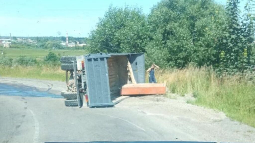DrogMedia При в'їзді в Дрогобич перекинулась вантажівка