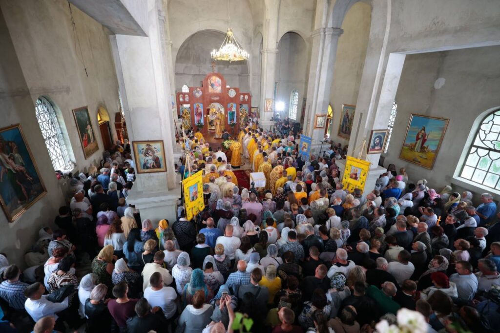 DrogMedia Митрополит Епіфаній освятив монастир у Дрогобичі й підтримав дітей Захисників, сиріт та дітей впо