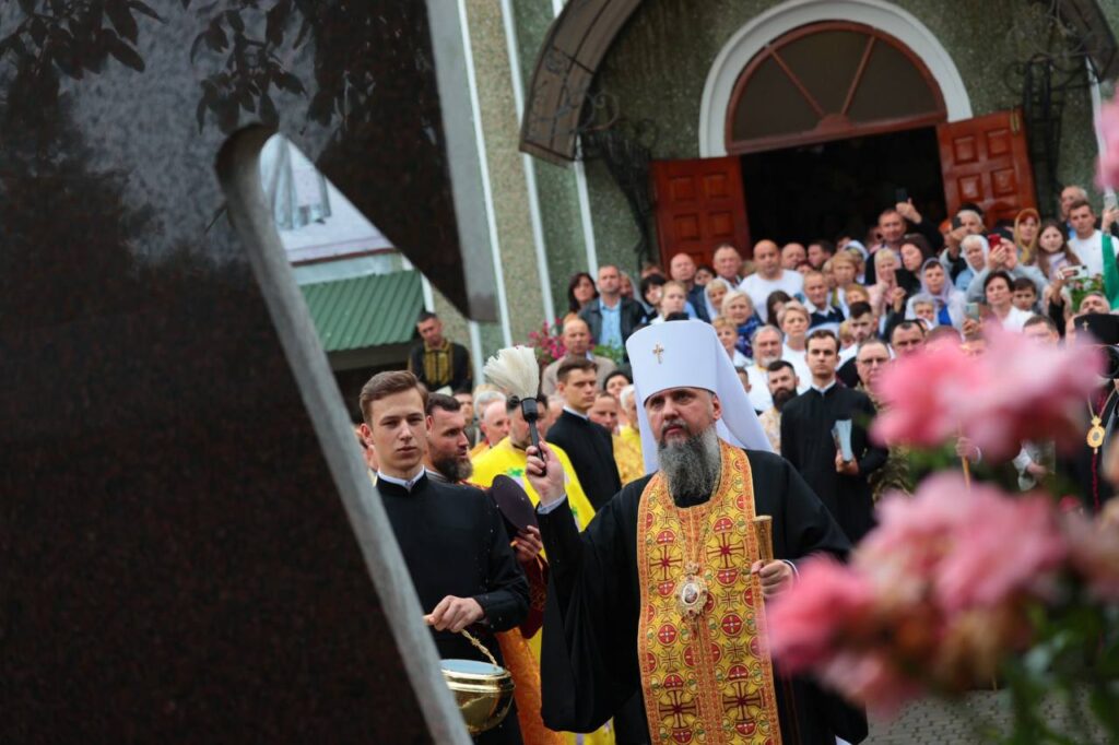 DrogMedia Митрополит Епіфаній освятив монастир у Дрогобичі й підтримав дітей Захисників, сиріт та дітей впо