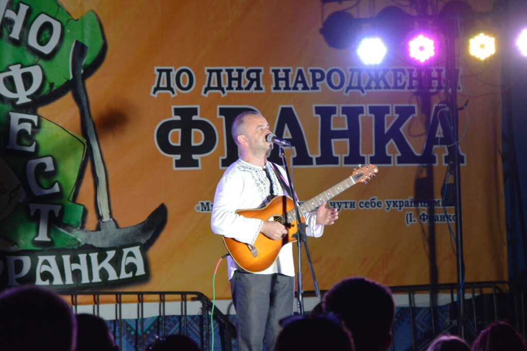 DrogMedia На етнофесті в Нагуєвичах зібрали 1 млн 400 тис. грн на безпілотник Shark для ЗСУ
