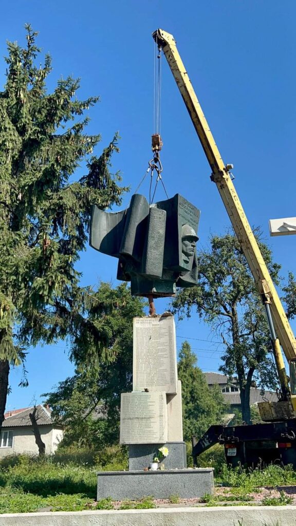 DrogMedia У Меденицькій громаді демонтували два останні пам'ятники радянської доби