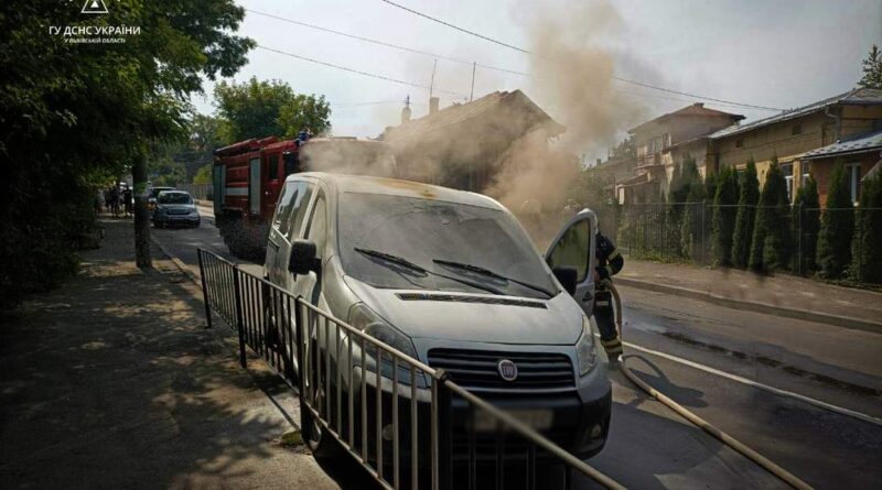 DrogMedia У Дрогобичі під час гасіння палаючого авто зазнав опіків його власник