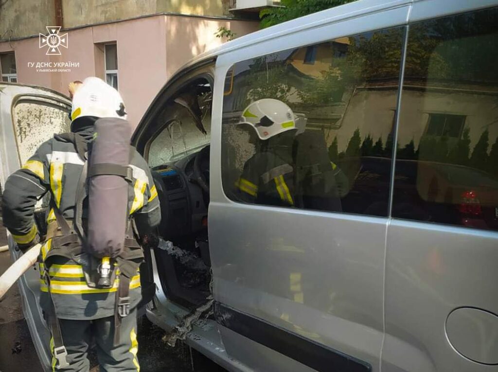 DrogMedia У Дрогобичі під час гасіння палаючого авто зазнав опіків його власник