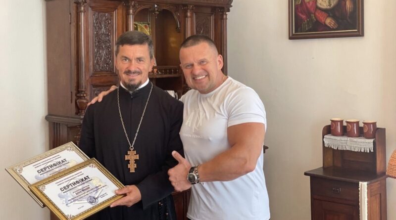 DrogMedia Священник о.Макарій Дутка з Доброгостова встановив два рекорди України з паверліфтингу