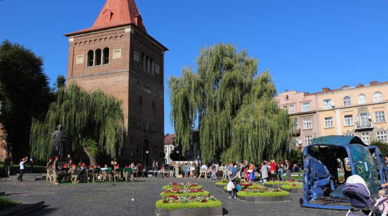 DrogMedia У Дрогобичі на Благодійному ярмарку та заходах до Дня туризму зібрали 6 тис. грн для ЗСУ