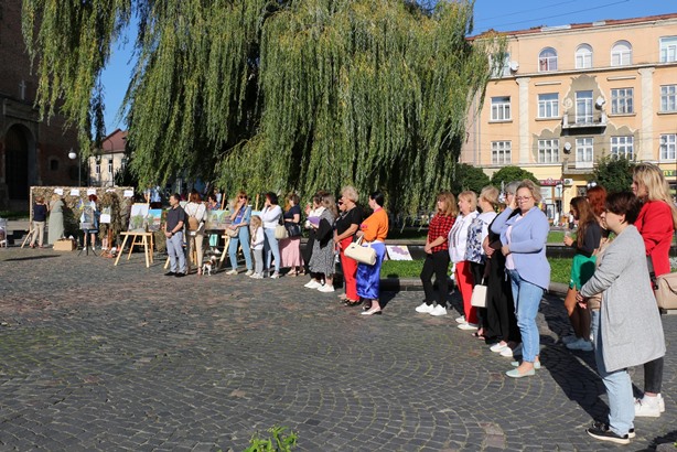 DrogMedia У Дрогобичі на Благодійному ярмарку та заходах до Дня туризму зібрали 6 тис. грн для ЗСУ