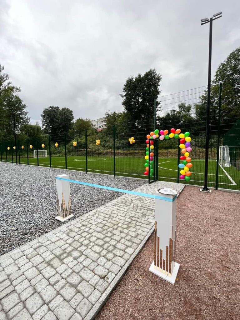 У Дрогобицькому ліцеї №2 відкрили майданчик зі штучним покриттям 2 DrogMedia У Дрогобицькому ліцеї №2 відкрили майданчик зі штучним покриттям