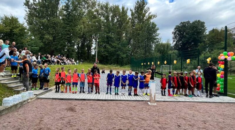 DrogMedia У Дрогобицькому ліцеї №2 відкрили майданчик зі штучним покриттям