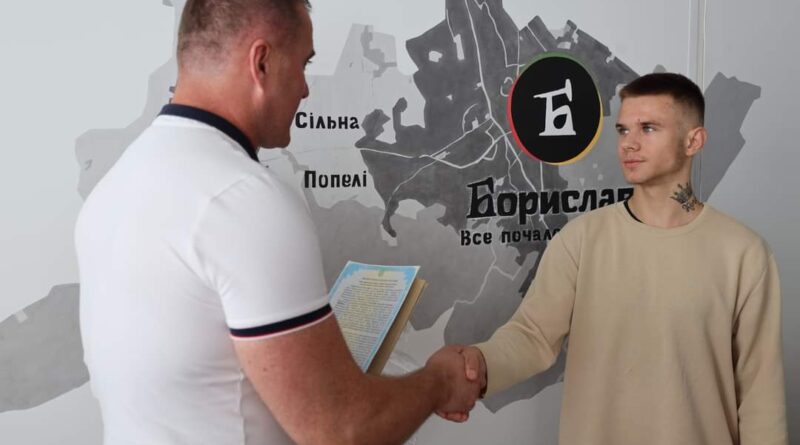 DrogMedia У Бориславі дитині-сироті вручили ключі від квартири