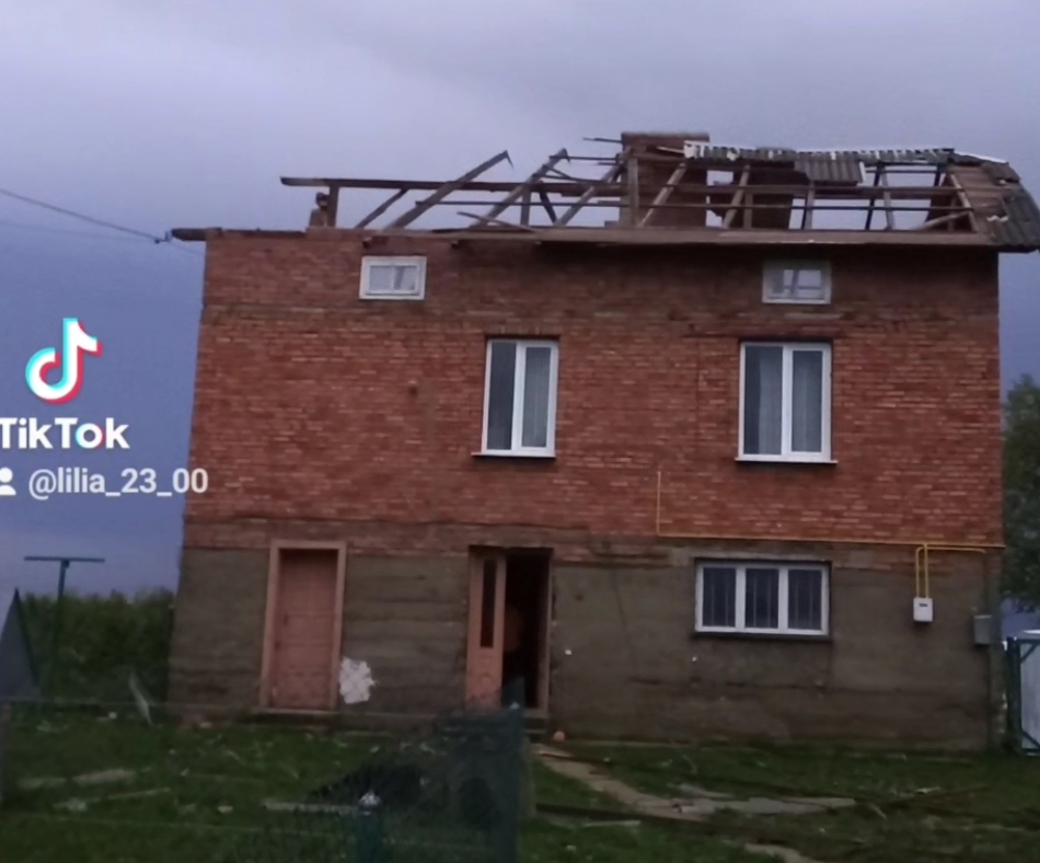 DrogMedia На Дрогобиччині вітер позривав дахи житлових будинків