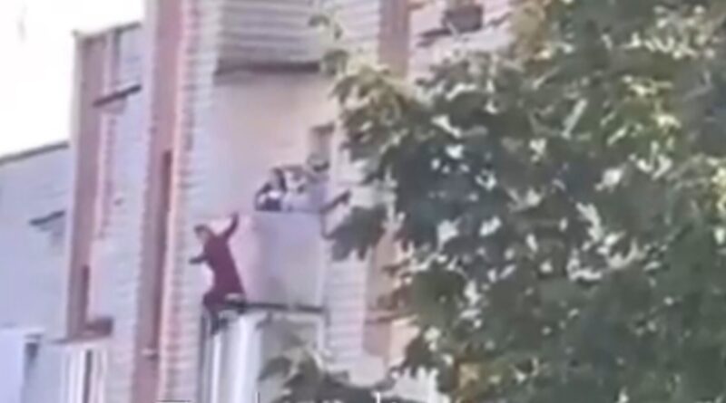 DrogMedia У Трускавці жінка стрибнула з 5 поверху багатоповерхівки
