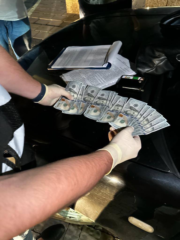 У Дрогобичі затримали адвоката під час одержання 1500 у.о. хабаря 2 DrogMedia У Дрогобичі затримали адвоката під час одержання 1500 у.о. хабаря