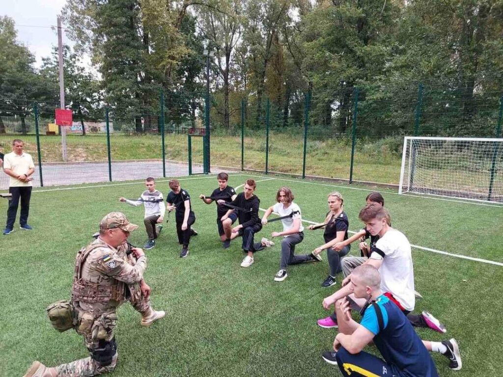 DrogMedia У Дрогобицькому ліцеї №2 провели тренінги з домедичної допомоги та військової справи