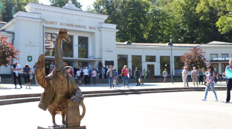 DrogMedia У Трускавці встановили вже другу скульптуру гусака