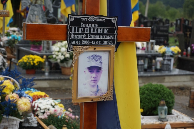 Мати Героя з Трускавця Зоряна Процик: «Після загибелі Андрія я закрилася у «мушлі» - зовнішній світ дуже ранить» 7 DrogMedia Мати Героя з Трускавця Зоряна Процик: «Після загибелі Андрія я закрилася у «мушлі» - зовнішній світ дуже ранить»