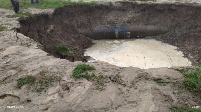 DrogMedia Працівники Дрогобичводокналу ліквідовують аварію на водогоні