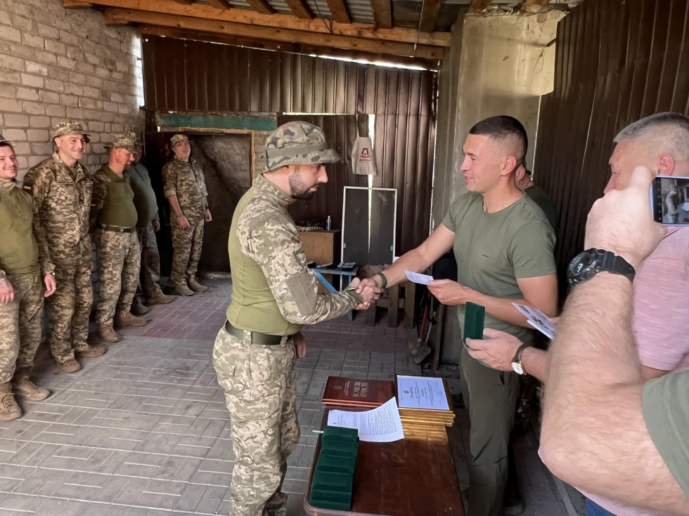 DrogMedia Військовим Дрогобицького ТРО на сході вручили нагороди та передали гостинці з Дрогобича