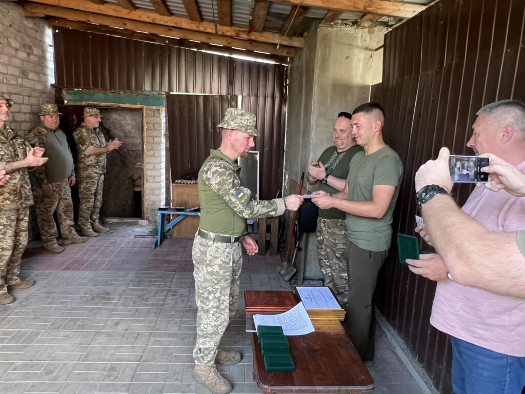 DrogMedia Військовим Дрогобицького ТРО на сході вручили нагороди та передали гостинці з Дрогобича