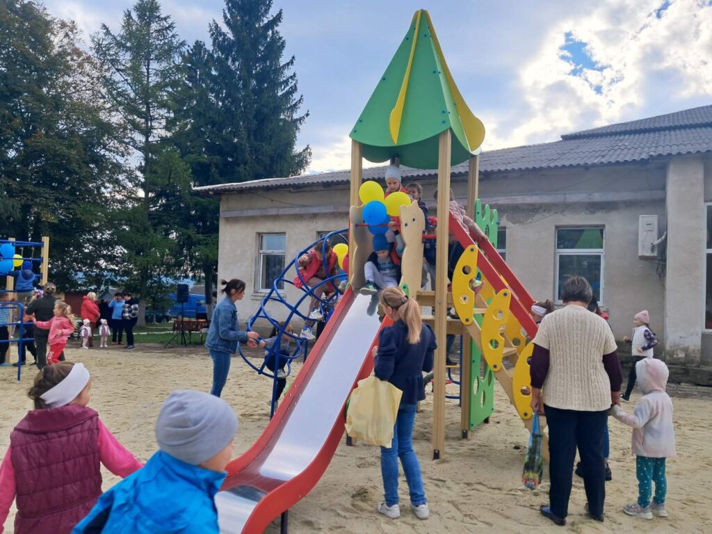 DrogMedia У Вороблевичах родина Героя Ігоря Патина профінансувала дитячий майданчик