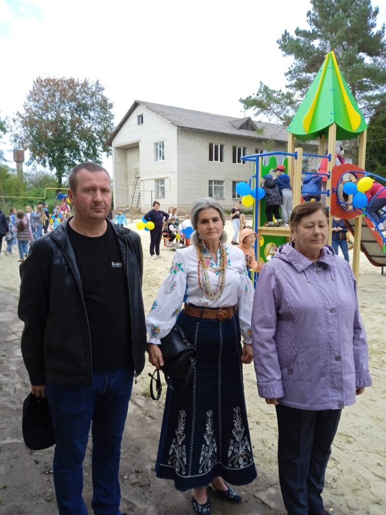DrogMedia У Вороблевичах родина Героя Ігоря Патина профінансувала дитячий майданчик