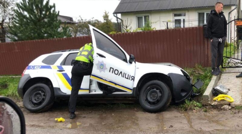 DrogMedia На Дрогобиччині поліцейське авто злетіло в кювет