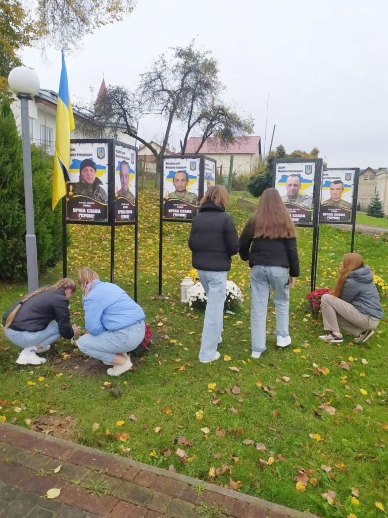 DrogMedia У Меденичах школярі ініціювали акцію в пам'ять про полеглих воїнів
