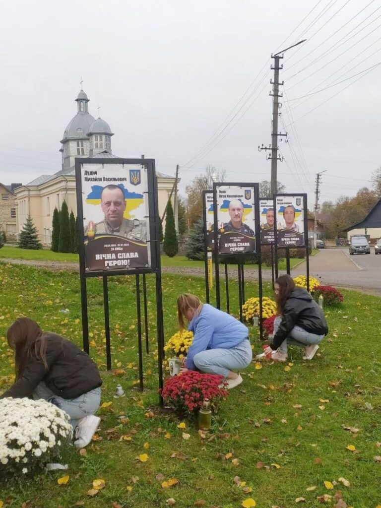 DrogMedia У Меденичах школярі ініціювали акцію в пам'ять про полеглих воїнів