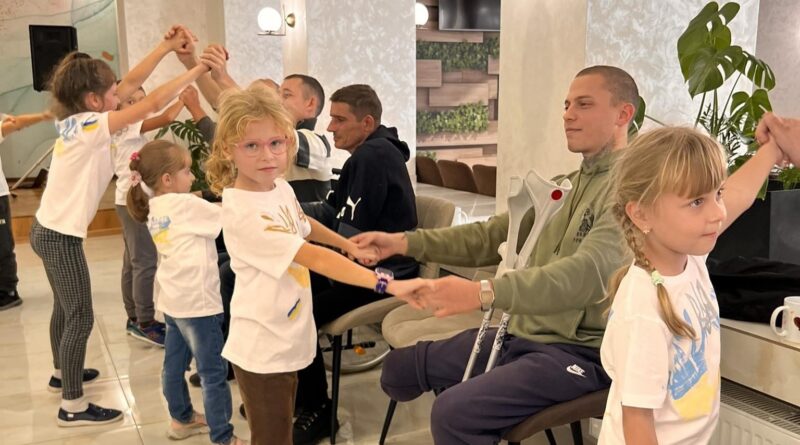 DrogMedia Зігріли теплом маленьких сердець - дрогобицькі діти зустрілися з Захисниками