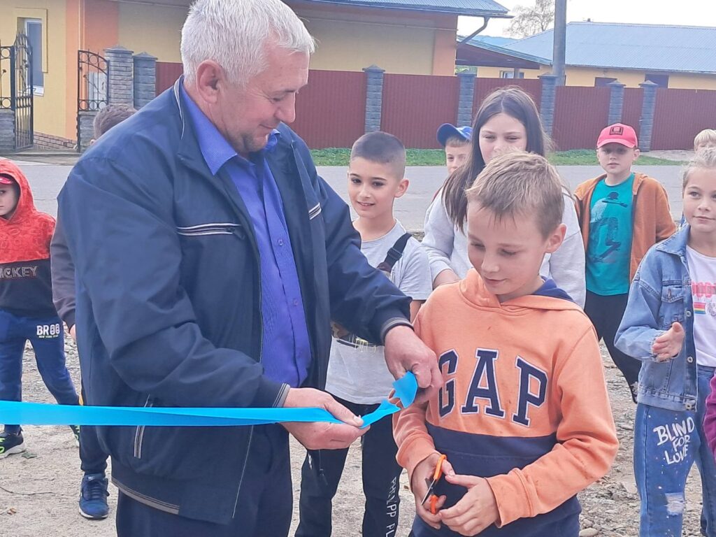 DrogMedia У Вороблевичах родина Героя Ігоря Патина профінансувала дитячий майданчик