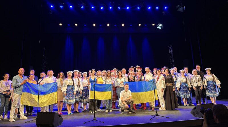 DrogMedia Ансамбль «Верховина» зібрав у Франції 12 тис. євро на будівництво житла для ВПО