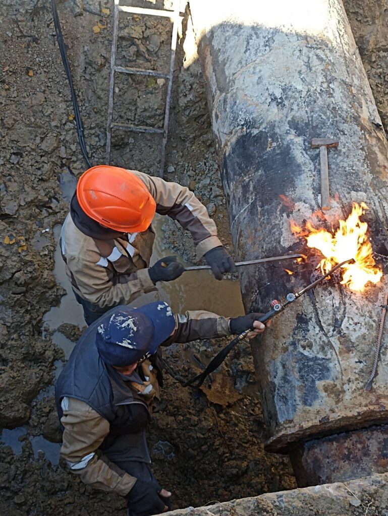 Шлях води: у Дрогобичводоканалі показали, як комунальники ремонтують водогін. ФОТО 4 DrogMedia Шлях води: у Дрогобичводоканалі показали, як комунальники ремонтують водогін. ФОТО