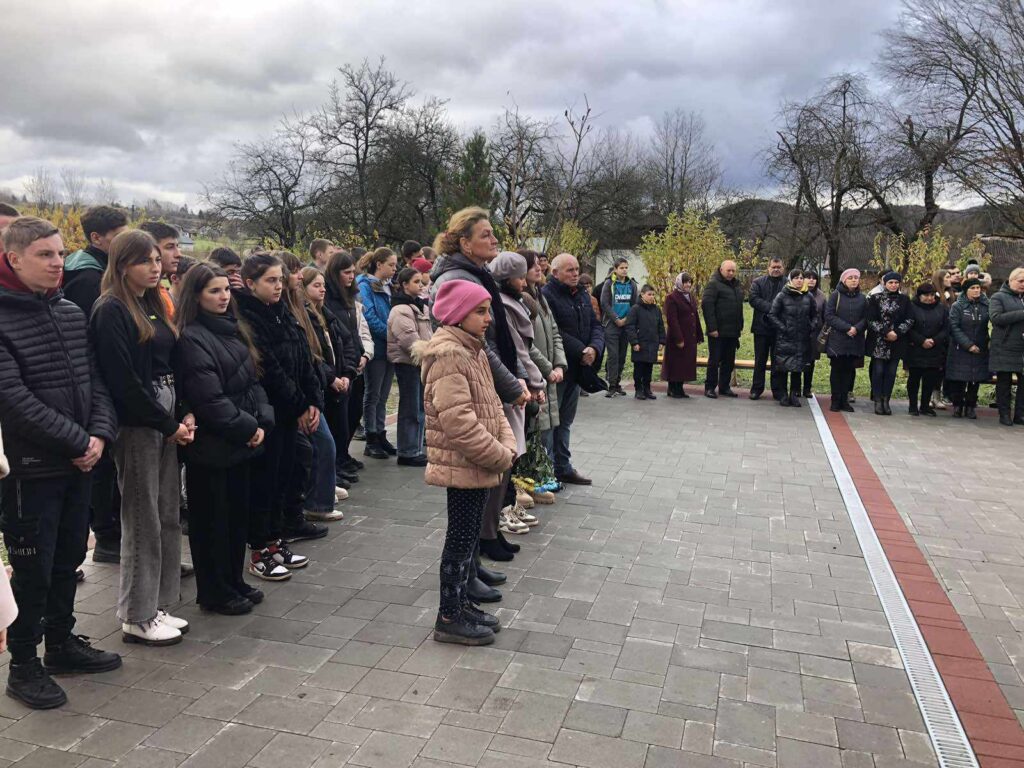 DrogMedia У Орівській школі відкрили пам'ятну дошку трьом полеглим на війні випускникам