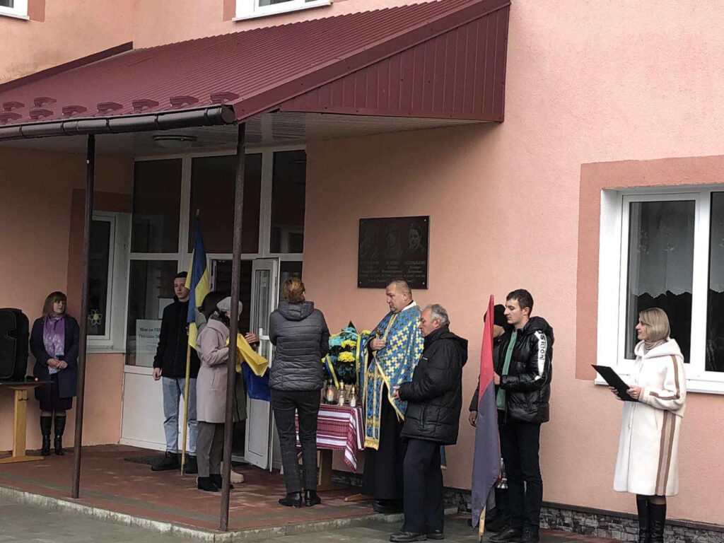DrogMedia У Орівській школі відкрили пам'ятну дошку трьом полеглим на війні випускникам
