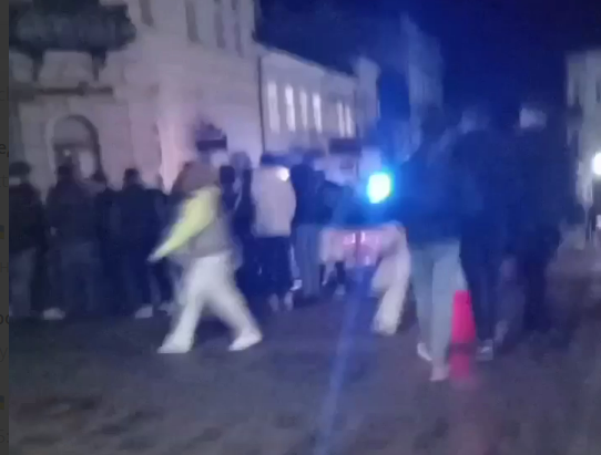 У Дрогобичі на Площі Ринок побили нацгвардійця 2 DrogMedia У Дрогобичі на Площі Ринок побили нацгвардійця