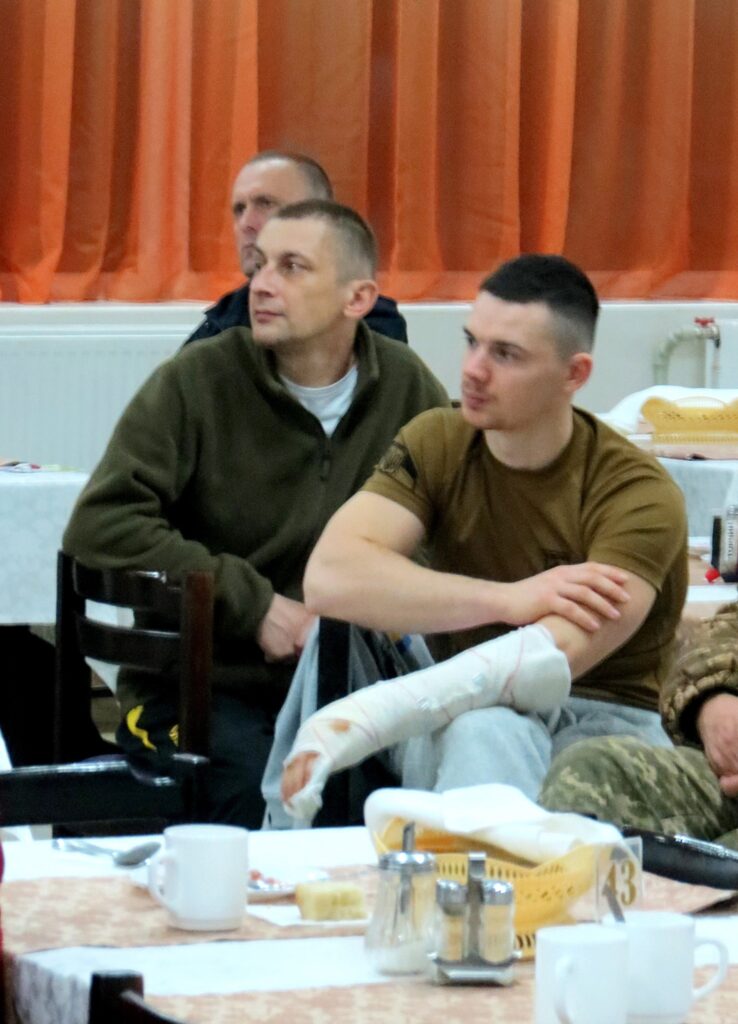 Вихованці Палацу дитячої та юнацької творчості відвідали військових у шпиталі 5 DrogMedia Вихованці Палацу дитячої та юнацької творчості відвідали військових у шпиталі