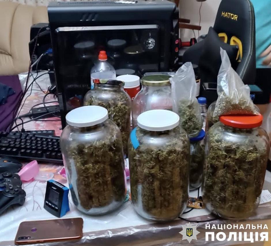 У Дрогобичі в наркоторговця вилучили канабіс на майже мільйон гривень 3 DrogMedia У Дрогобичі в наркоторговця вилучили канабіс на майже мільйон гривень