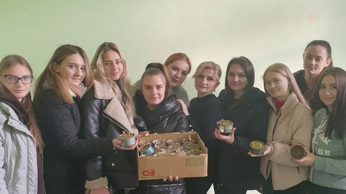 DrogMedia Студенти ДДПУ ім.І.Франка провели акцію "Коробка тепла для ЗСУ"