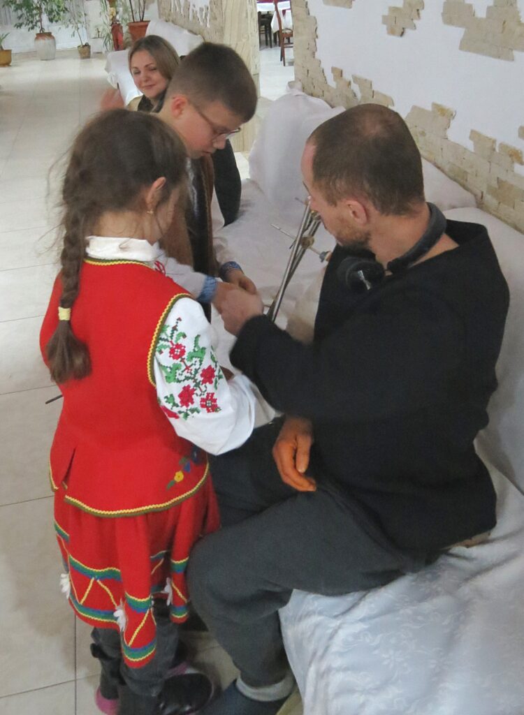Вихованці Палацу дитячої та юнацької творчості відвідали військових у шпиталі 4 DrogMedia Вихованці Палацу дитячої та юнацької творчості відвідали військових у шпиталі