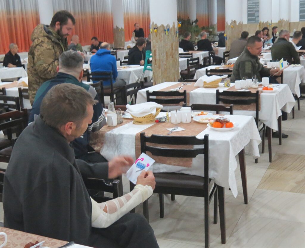Вихованці Палацу дитячої та юнацької творчості відвідали військових у шпиталі 2 DrogMedia Вихованці Палацу дитячої та юнацької творчості відвідали військових у шпиталі