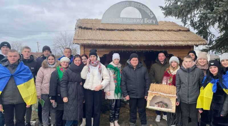 DrogMedia Молодь сіл Літиня та Городківка на Дрогобиччині заколядувала 115 тис. 800 грн для ЗСУ