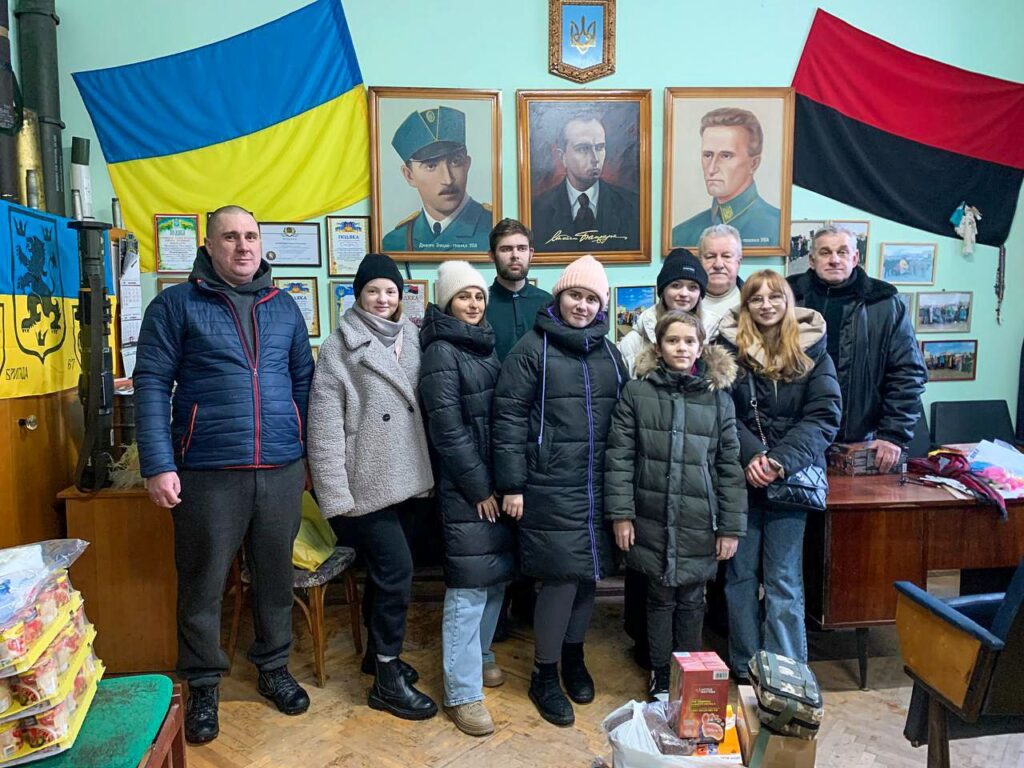 DrogMedia Учасники Дитячого парламенту Дрогобича заколядували 60 514 грн для ЗСУ