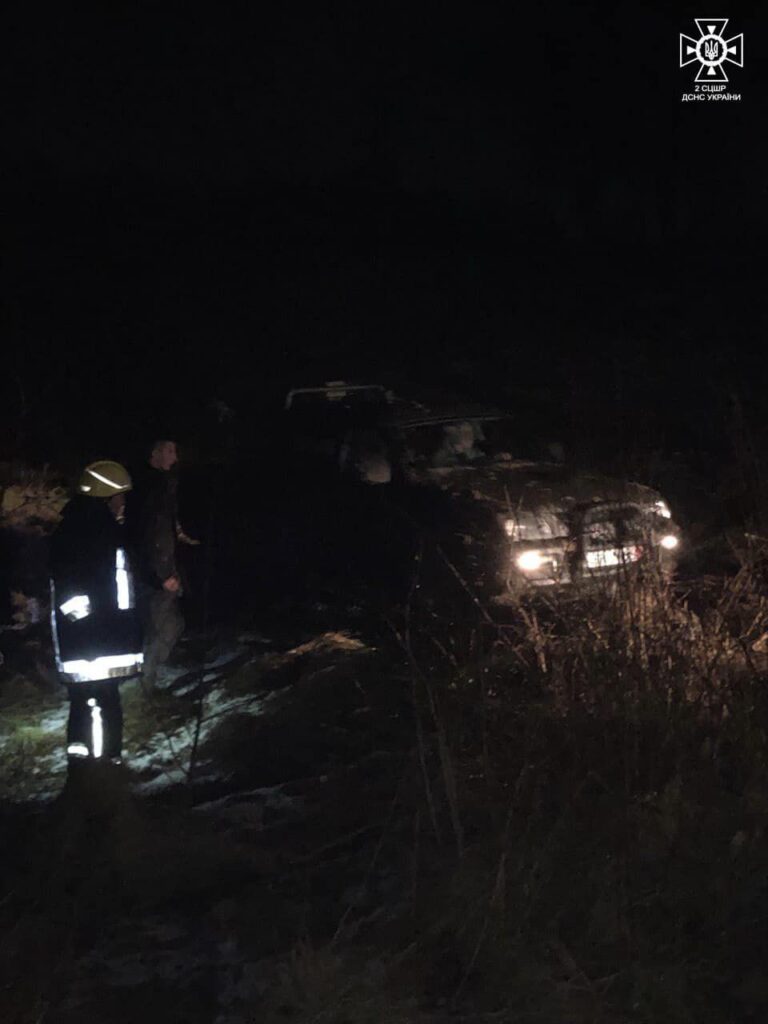 DrogMedia У Дрогобичі рятувальники витягували з кювету пікап