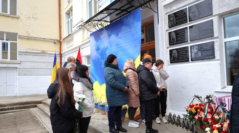 DrogMedia У Бориславі на фасаді школи відкрили 5 пам'ятних дощок загиблим на війні випускникам