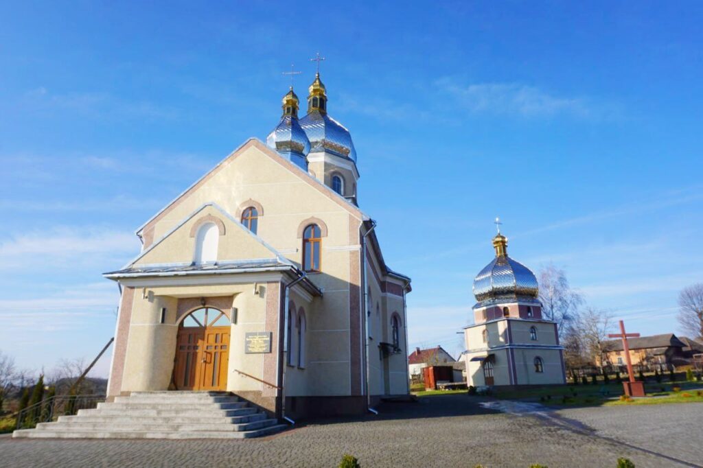 DrogMedia Новошичі і його унікальні храми: 500-літня церква з Дрогобича та костел, що став Пантеоном Героїв