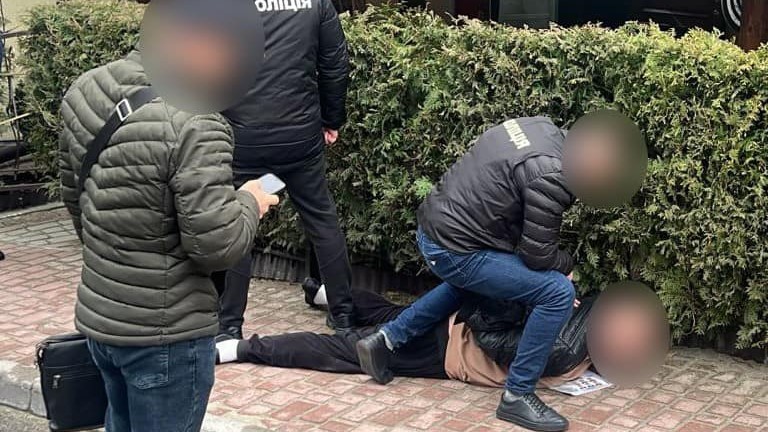 DrogMedia У Трускавці затримали 2 організаторів виїзду чоловіків за кордон