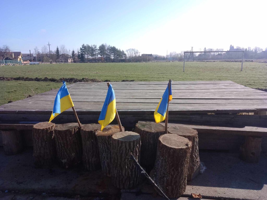 У Лішні національні прапори викинули до сміття 3 DrogMedia У Лішні національні прапори викинули до сміття