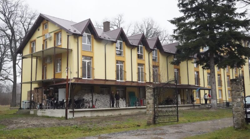 DrogMedia У Добрівлянах на базі РЦ "Назарет" освятили 3-поверхову лікарню для ВПО