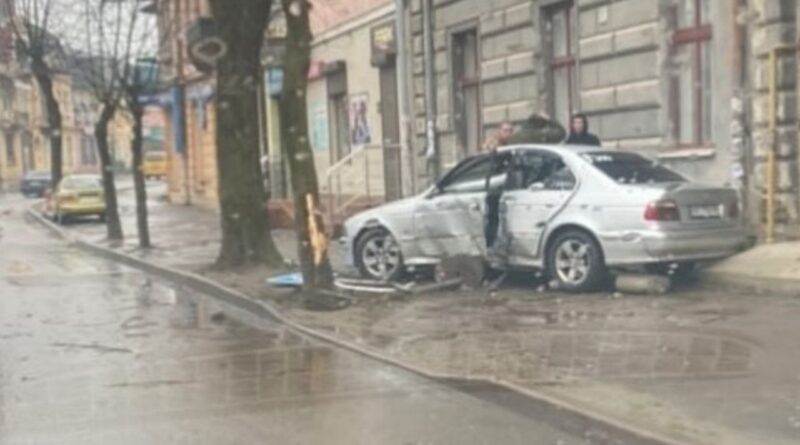 DrogMedia У Дрогобичі авто влетіло у дерево