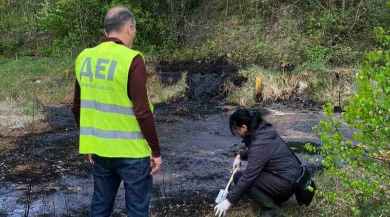 DrogMedia У Бориславі біля річки прорвало нафтопровід