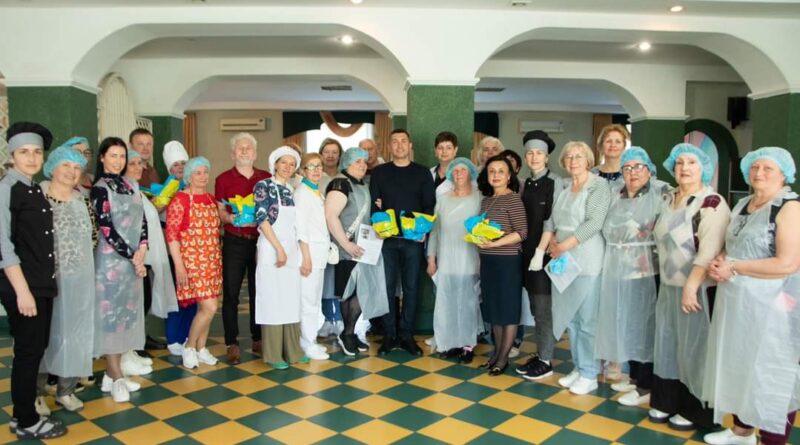 DrogMedia У Дрогобичі для переселенців організували майстер-клас з випікання пасок